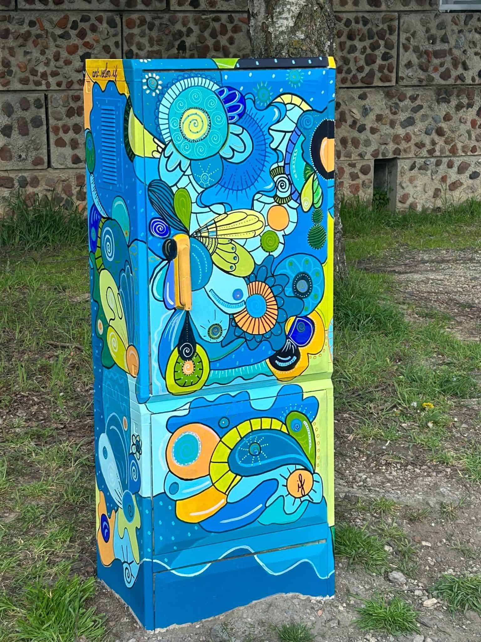 Borne électrique décorée avec art, représentant "Ma Borne à Moi" pour le concours Liegenord.